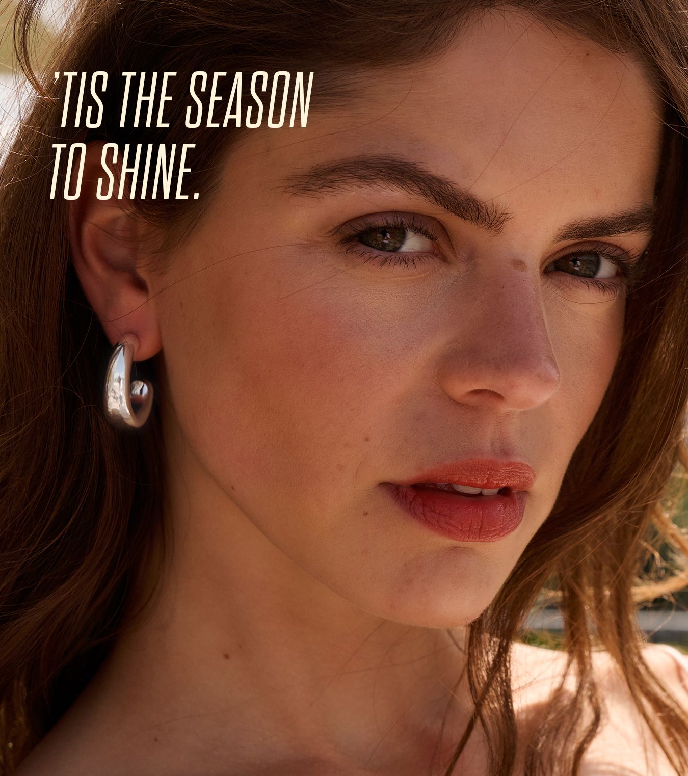 Utforsk vårt utvalg av smykker i moderne og tidløst design. Hos Koleur finner du håndplukkede halskjeder, ringer, armbånd og øredobber som passer både til hverdagsbruk og spesielle anledninger. Vi tilbyr smykker i ulike materialer som forgylt stål, sølv og rustfritt stål, slik at du kan finne noe som varer og passer din stil.  Alle smykker er nøye utvalgt for å kombinere estetikk med kvalitet. Enten du ser etter et minimalistisk uttrykk eller ønsker et mer iøynefallende tilbehør, har vi alternativer som matcher dine behov. Våre kolleksjoner oppdateres jevnlig, slik at du alltid har tilgang til de nyeste trendene.  Oppdag smykker som gjør det enkelt å uttrykke din personlige stil – uten å gå på kompromiss med pris eller kvalitet.